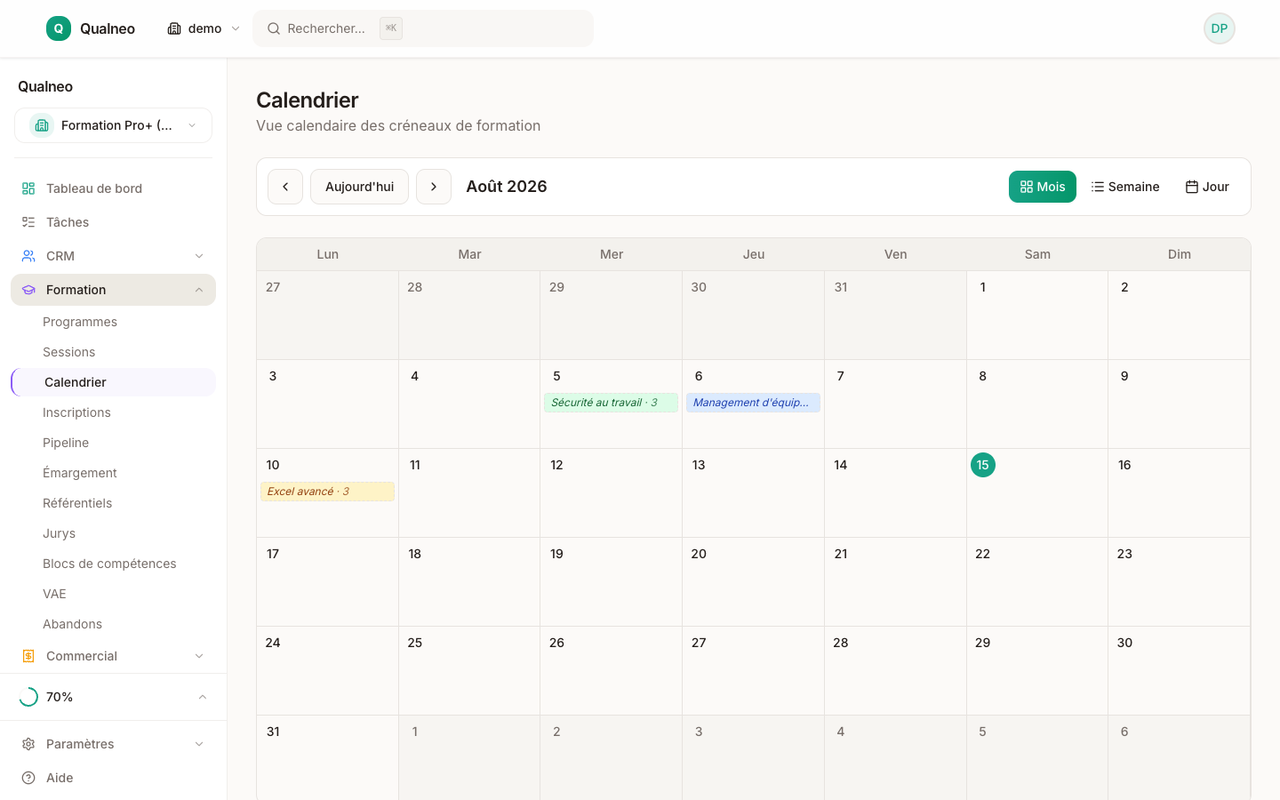 Calendrier visuel des sessions Qualneo : vue mois avec créneaux colorés par programme